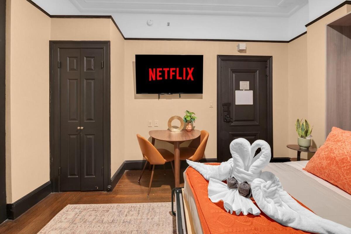 Stunning In Heart Of With Gym & Apartamento