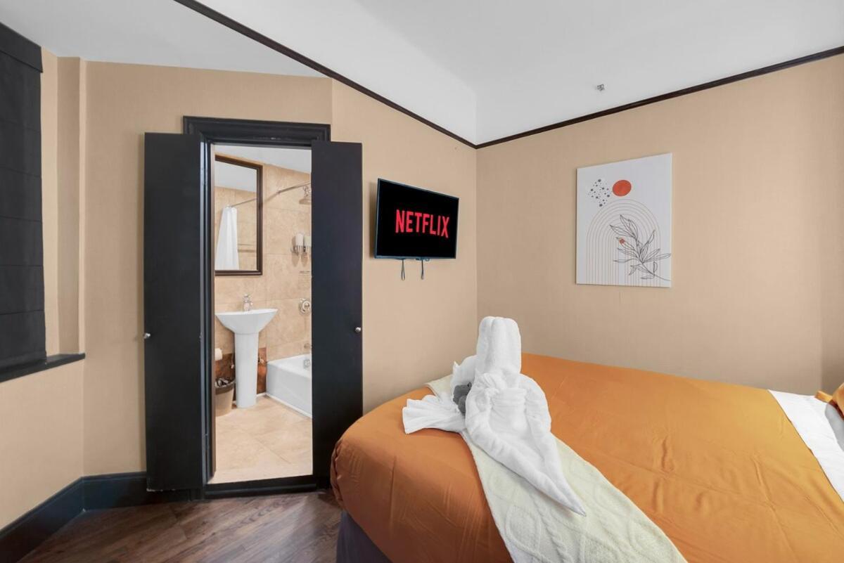 Stunning In Heart Of With Gym & Apartamento