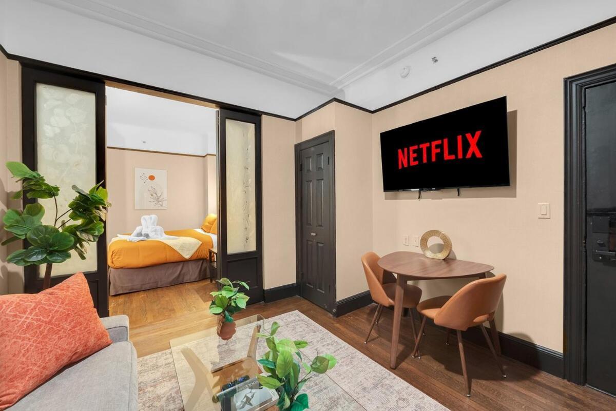 Stunning In Heart Of With Gym & Apartamento