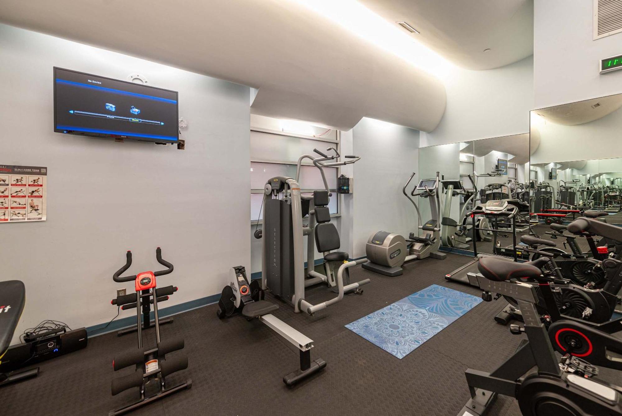 Stunning In Heart Of With Gym & Apartamento *